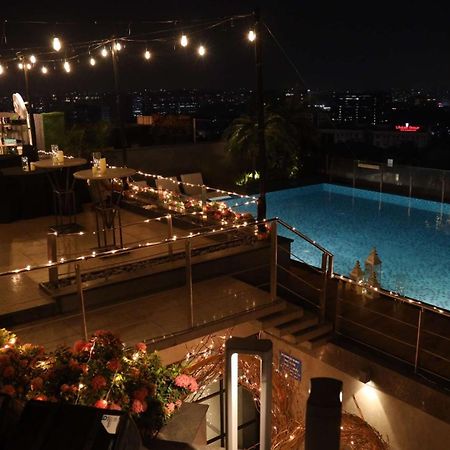 Отель Radisson Blu Mumbai International Airport Экстерьер фото The pool at the rooftop bar