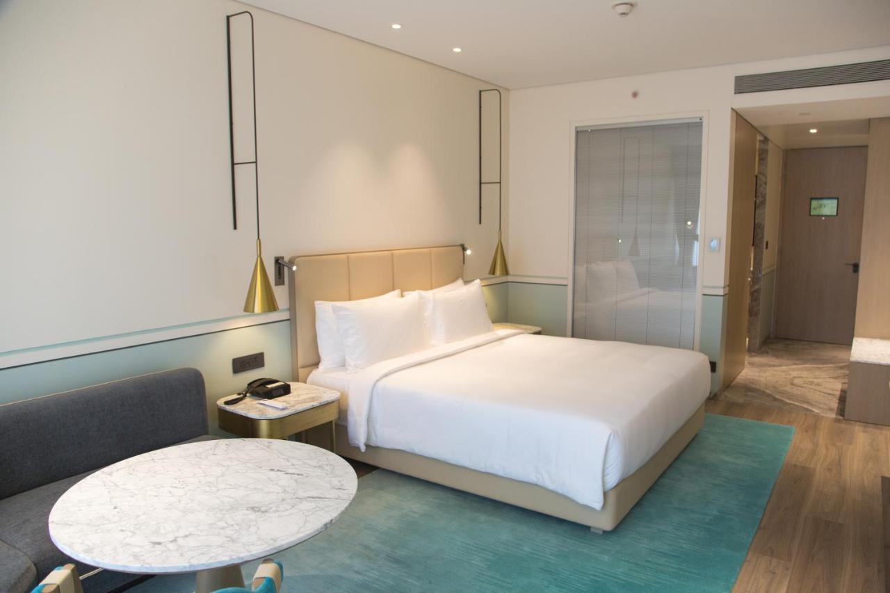 Отель Radisson Blu Mumbai International Airport Экстерьер фото A room at the hotel