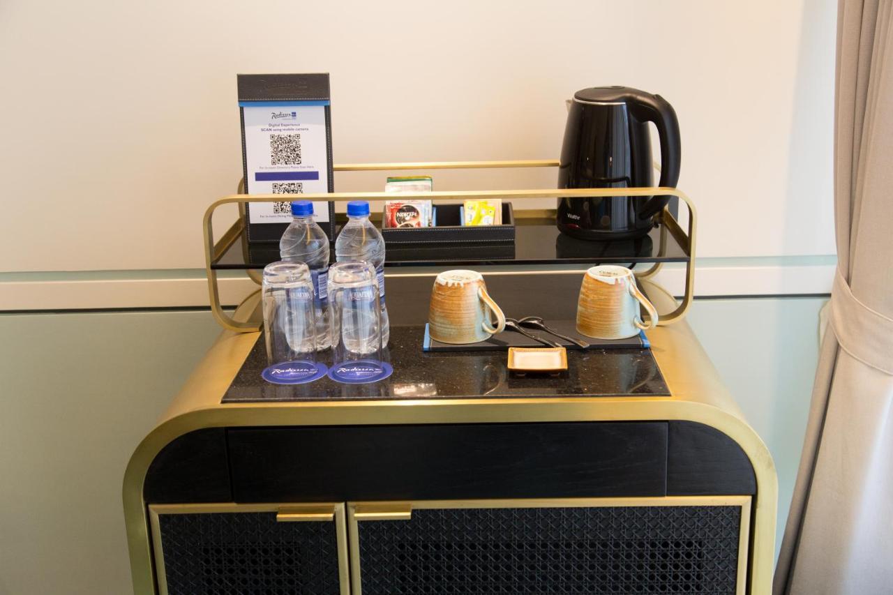 Отель Radisson Blu Mumbai International Airport Экстерьер фото A tea and coffee making trolley in a hotel room