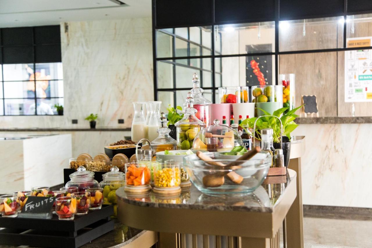 Отель Radisson Blu Mumbai International Airport Экстерьер фото A buffet at a hotel