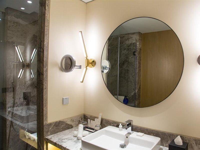 Отель Radisson Blu Mumbai International Airport Экстерьер фото Bathroom mirror