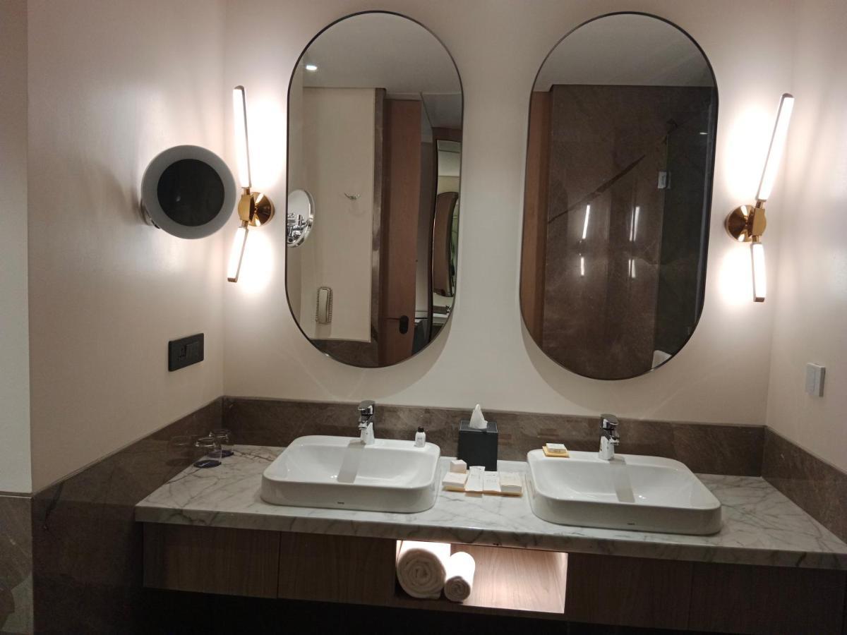 Отель Radisson Blu Mumbai International Airport Экстерьер фото