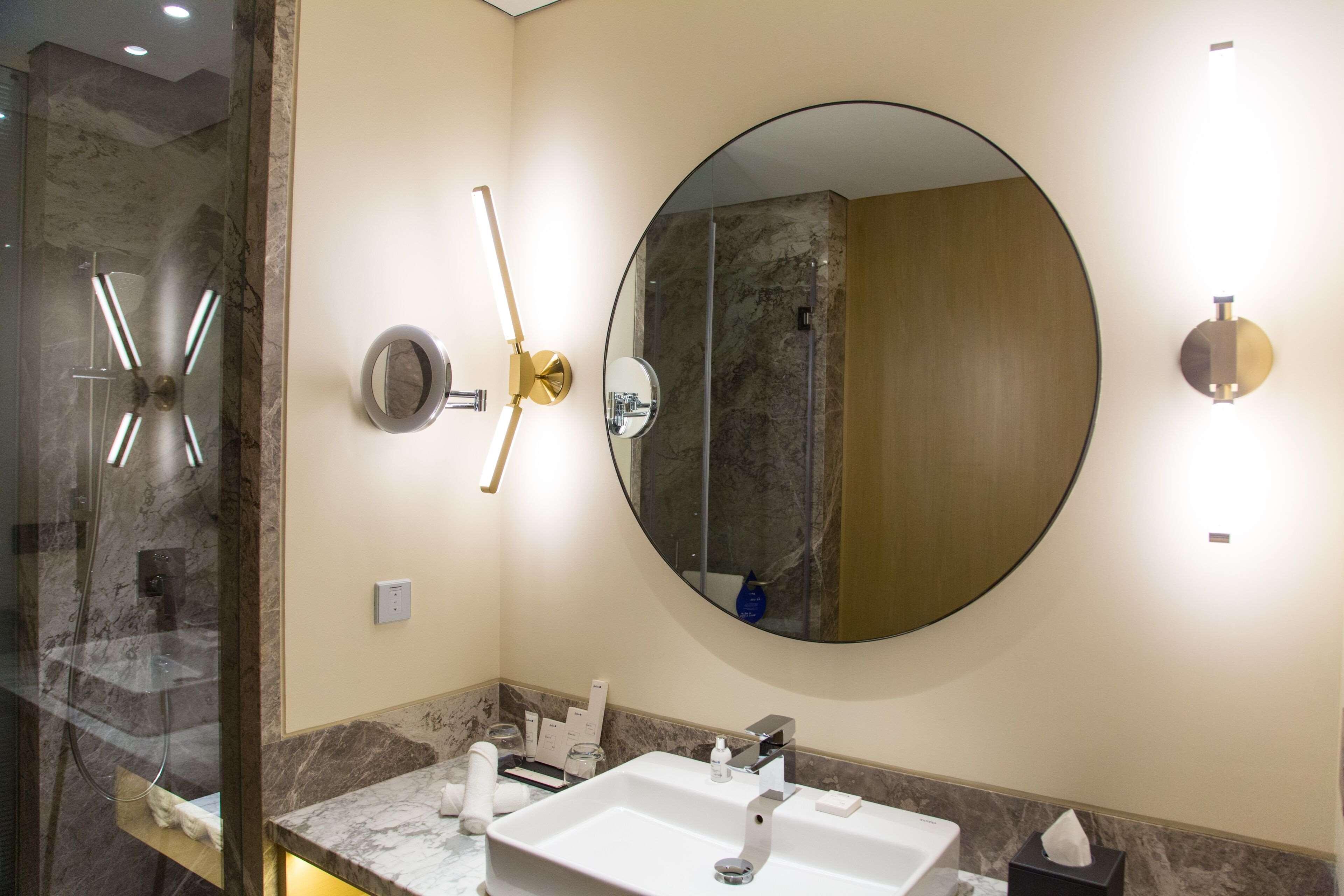 Отель Radisson Blu Mumbai International Airport Экстерьер фото