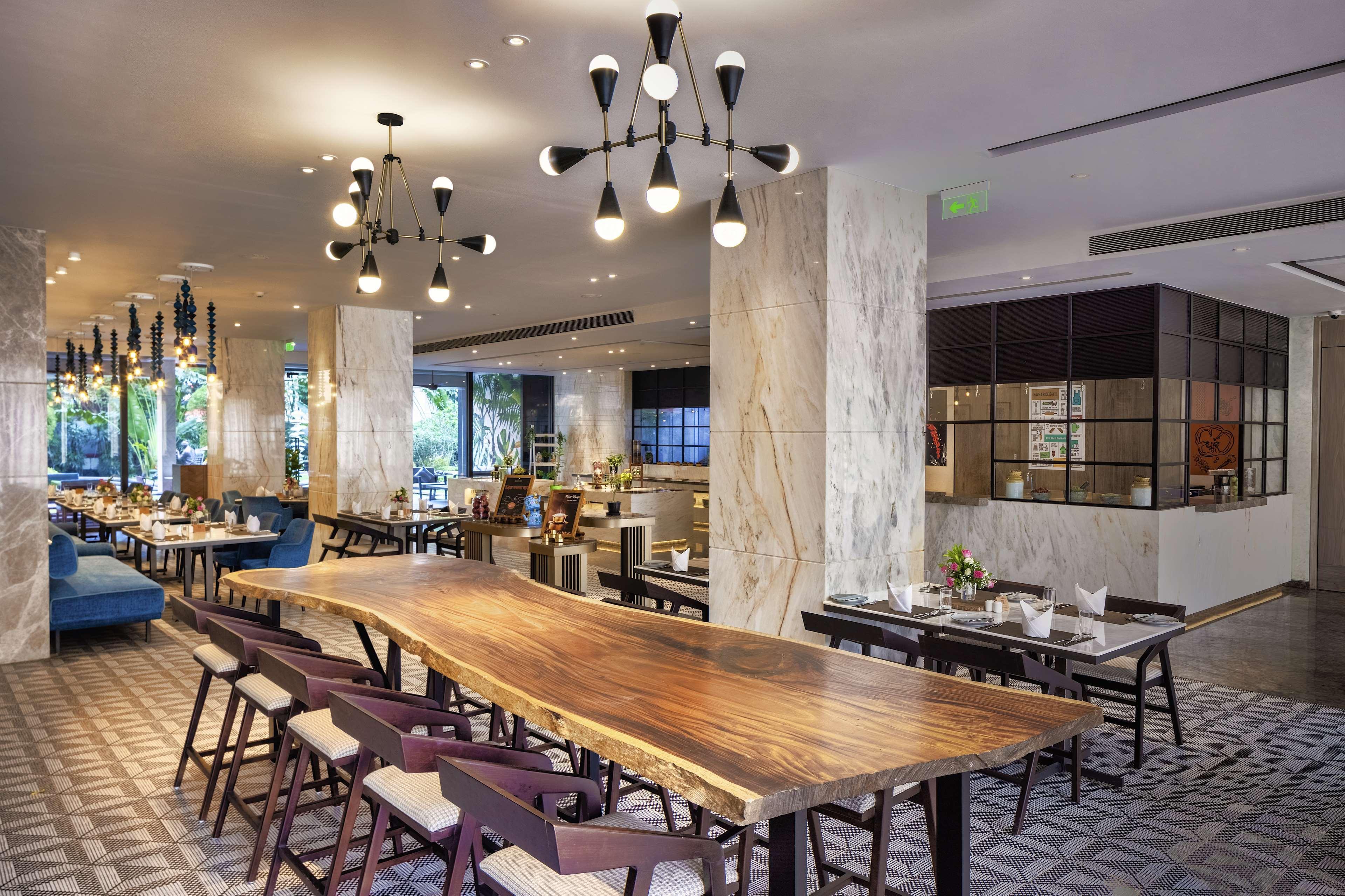 Отель Radisson Blu Mumbai International Airport Экстерьер фото The restaurant