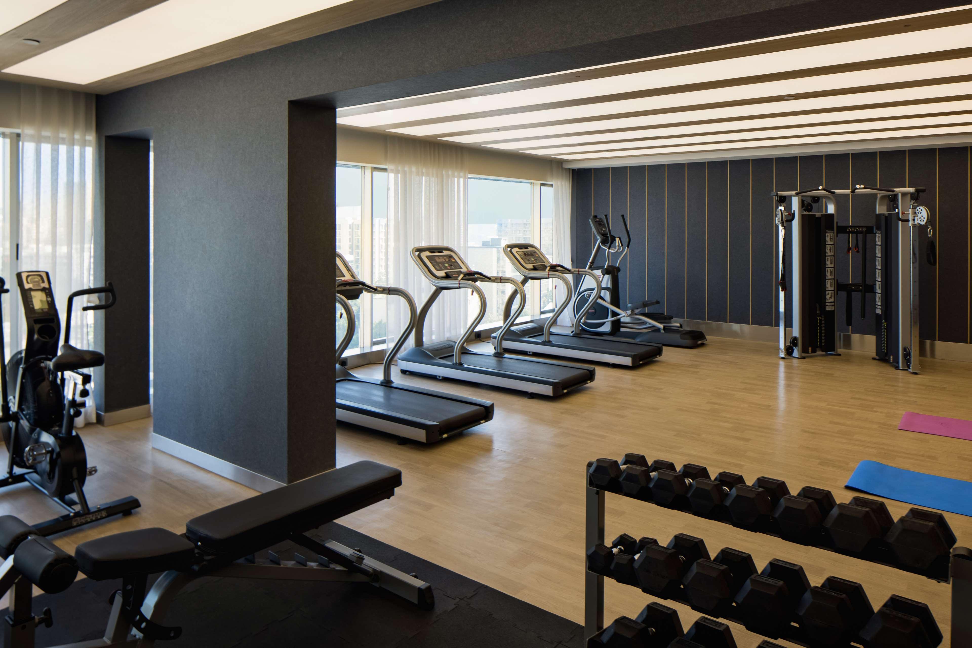 Отель Radisson Blu Mumbai International Airport Экстерьер фото The gym at the hotel