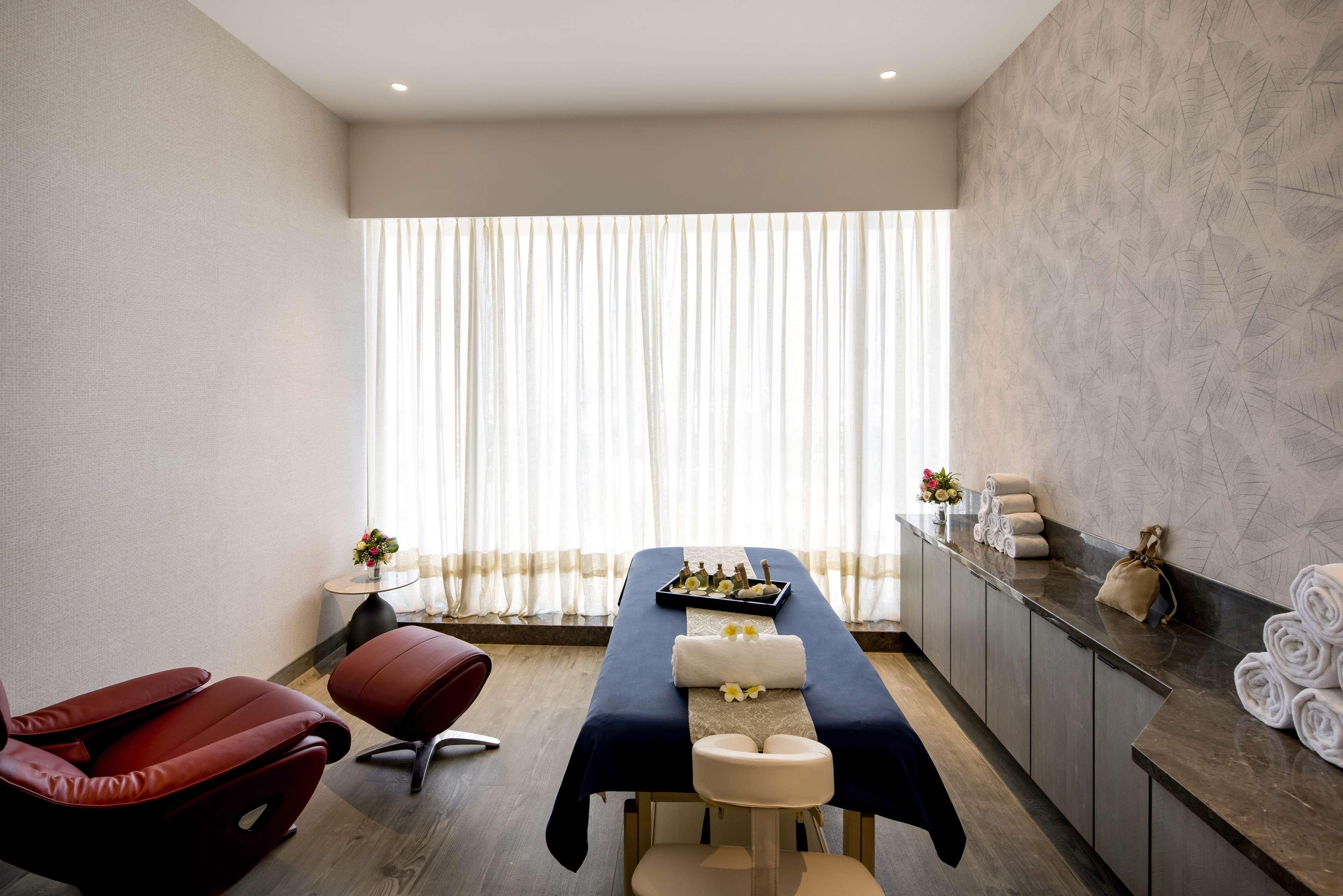 Отель Radisson Blu Mumbai International Airport Экстерьер фото A treatment room at the spa