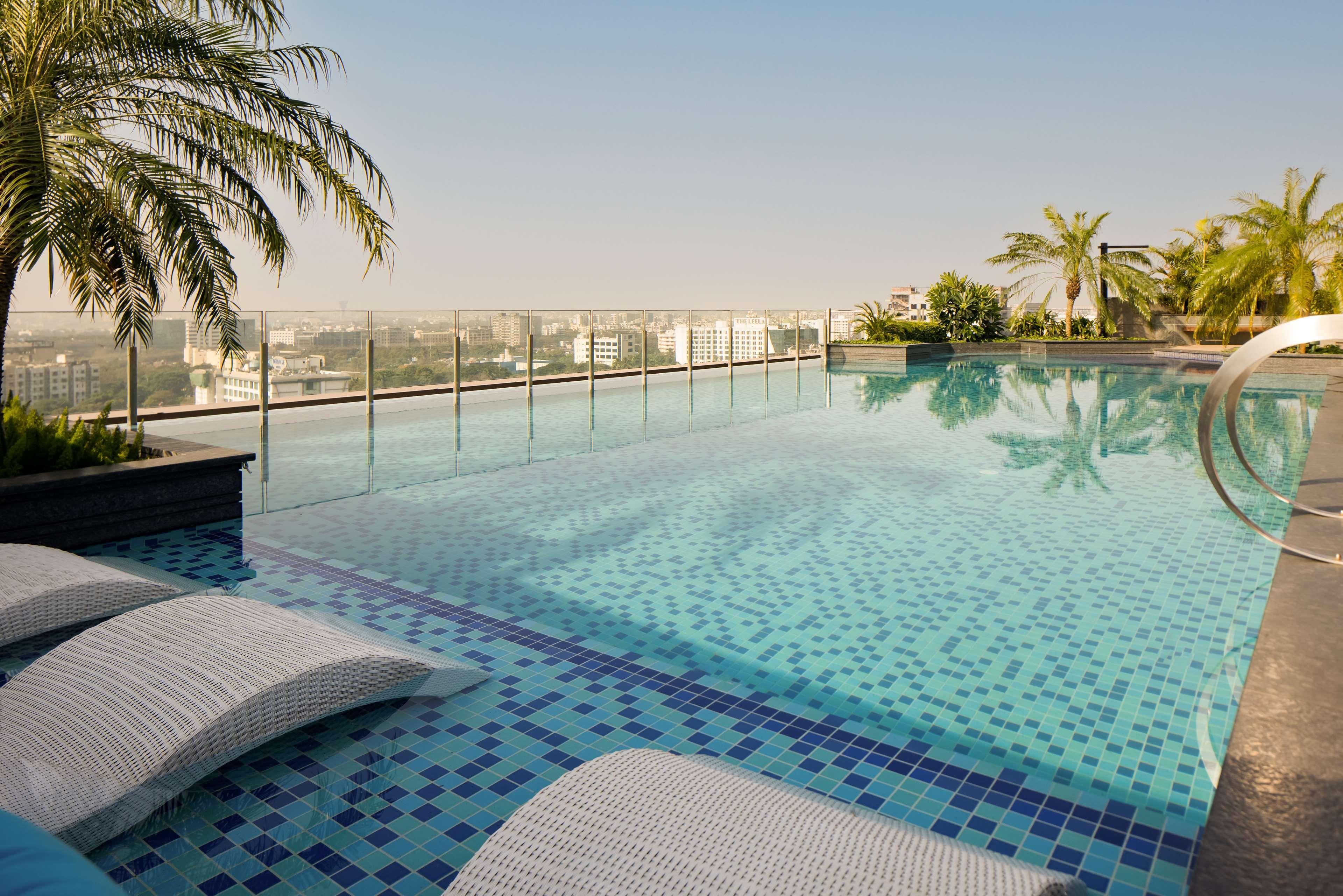 Отель Radisson Blu Mumbai International Airport Экстерьер фото Infinity pool at the Park, Hyderabad
