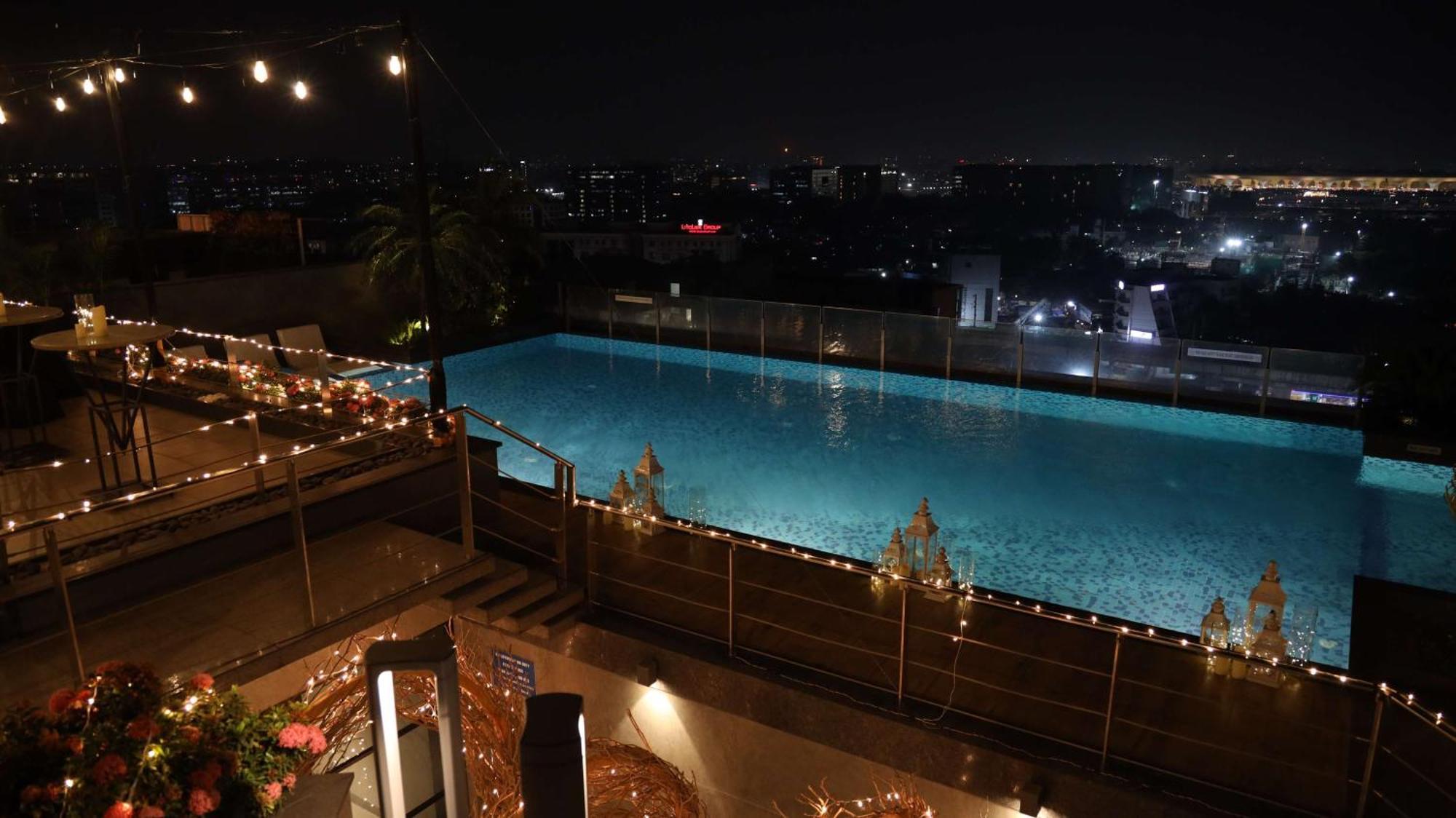 Отель Radisson Blu Mumbai International Airport Экстерьер фото Infinity pool at the 10th floor of the hotel