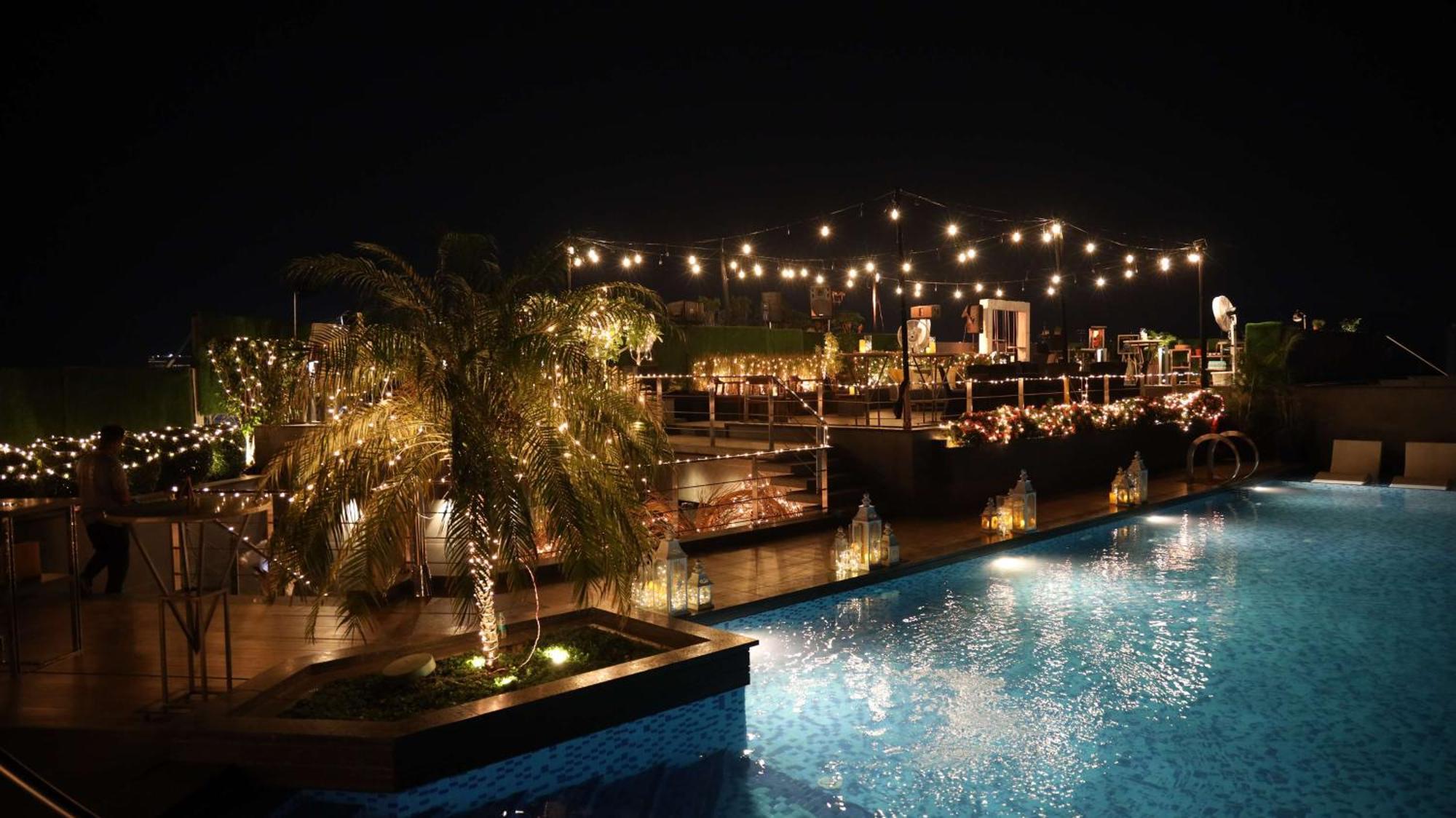 Отель Radisson Blu Mumbai International Airport Экстерьер фото The resort at night