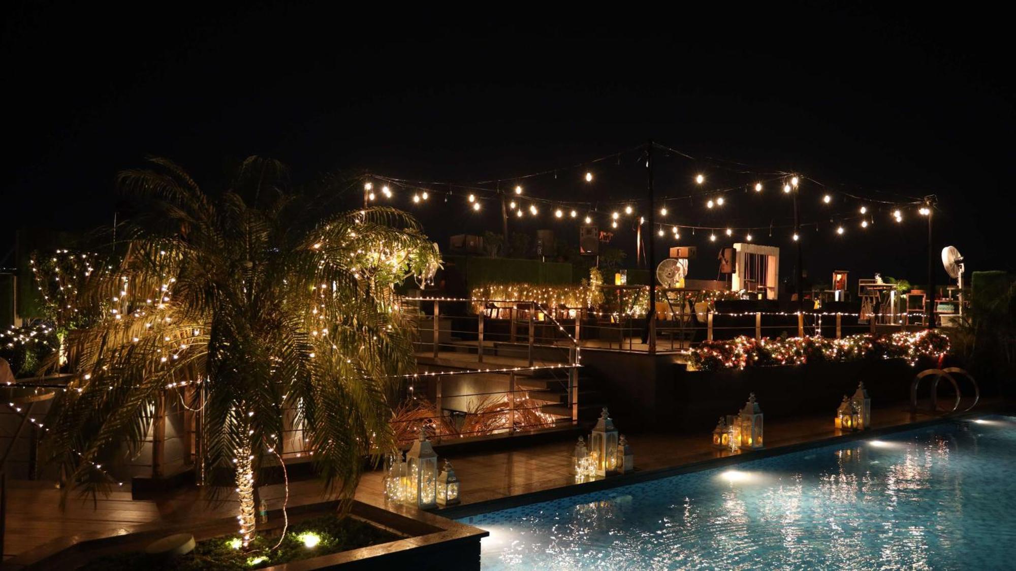 Отель Radisson Blu Mumbai International Airport Экстерьер фото The resort at night