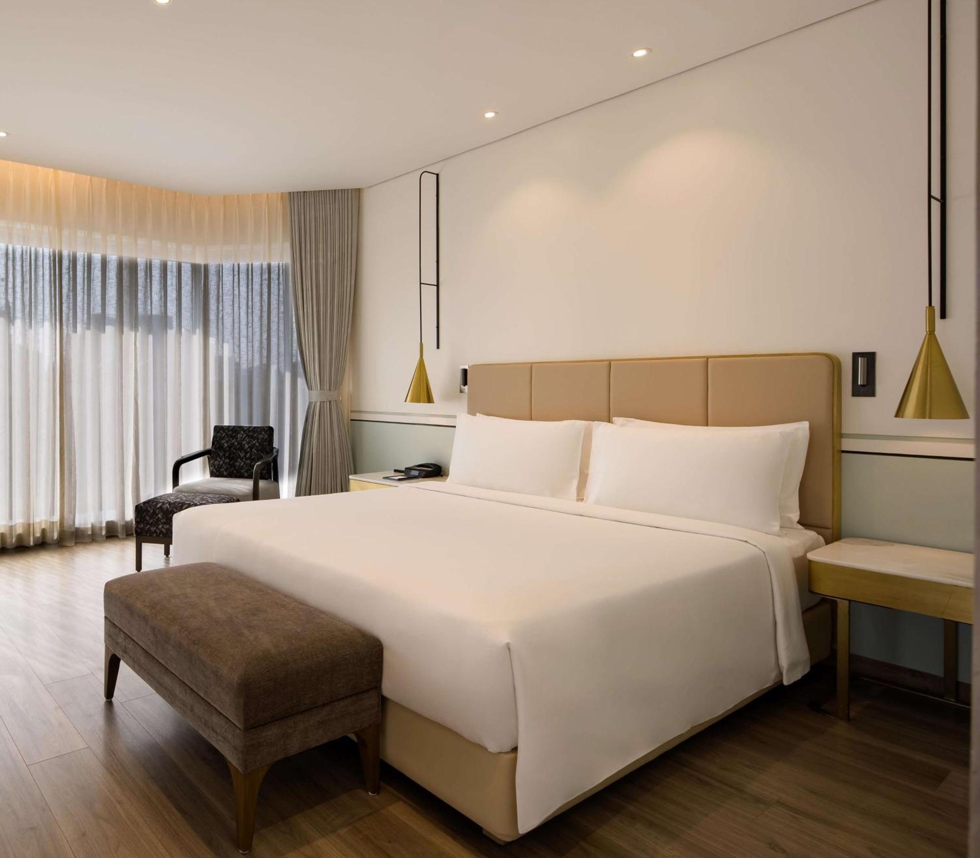 Отель Radisson Blu Mumbai International Airport Экстерьер фото